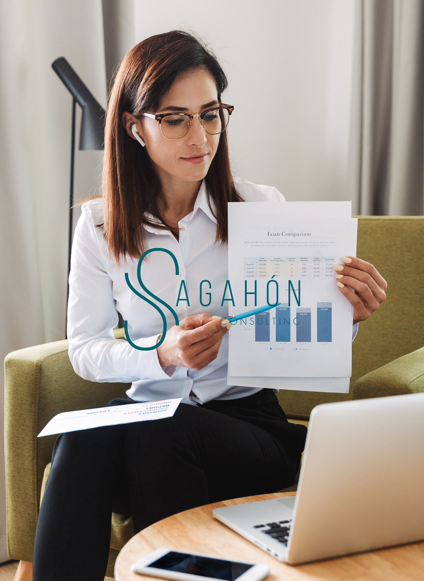 asombrosa-mujer-negocios-joven-hermosa-concentrada-ropa-formal-interior-casa-hablando-usando-computadora-portatil-auriculares-mostrando-graficos